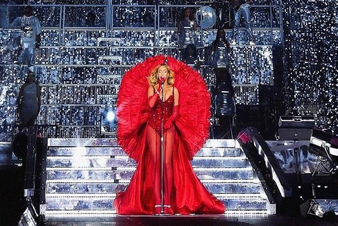In Las Vegas, American star Beyonce displayed a scarlet custom made bodysuit by Omani brand Atelier Zuhra and we are just in awe 🖤❤️