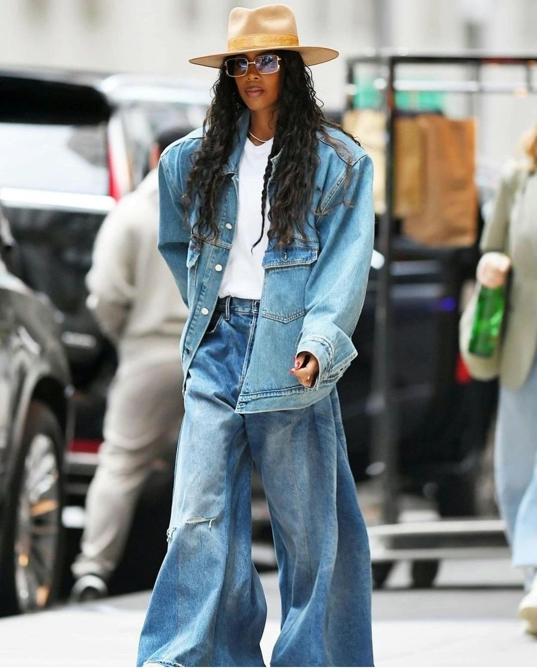 Gorgeous Kelly Rowland looked amazing in a complete look designed