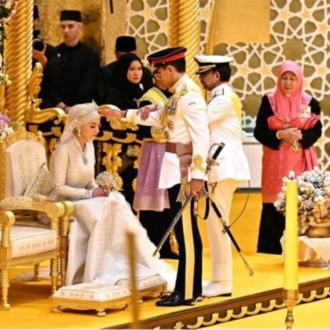 Brunei’s Prince Abdul Mateen and Yang Mulia Anisha Rosnah tied the knot in a lavish Royal Wedding ceremony in the capital city of Bandar Seri Begawan!