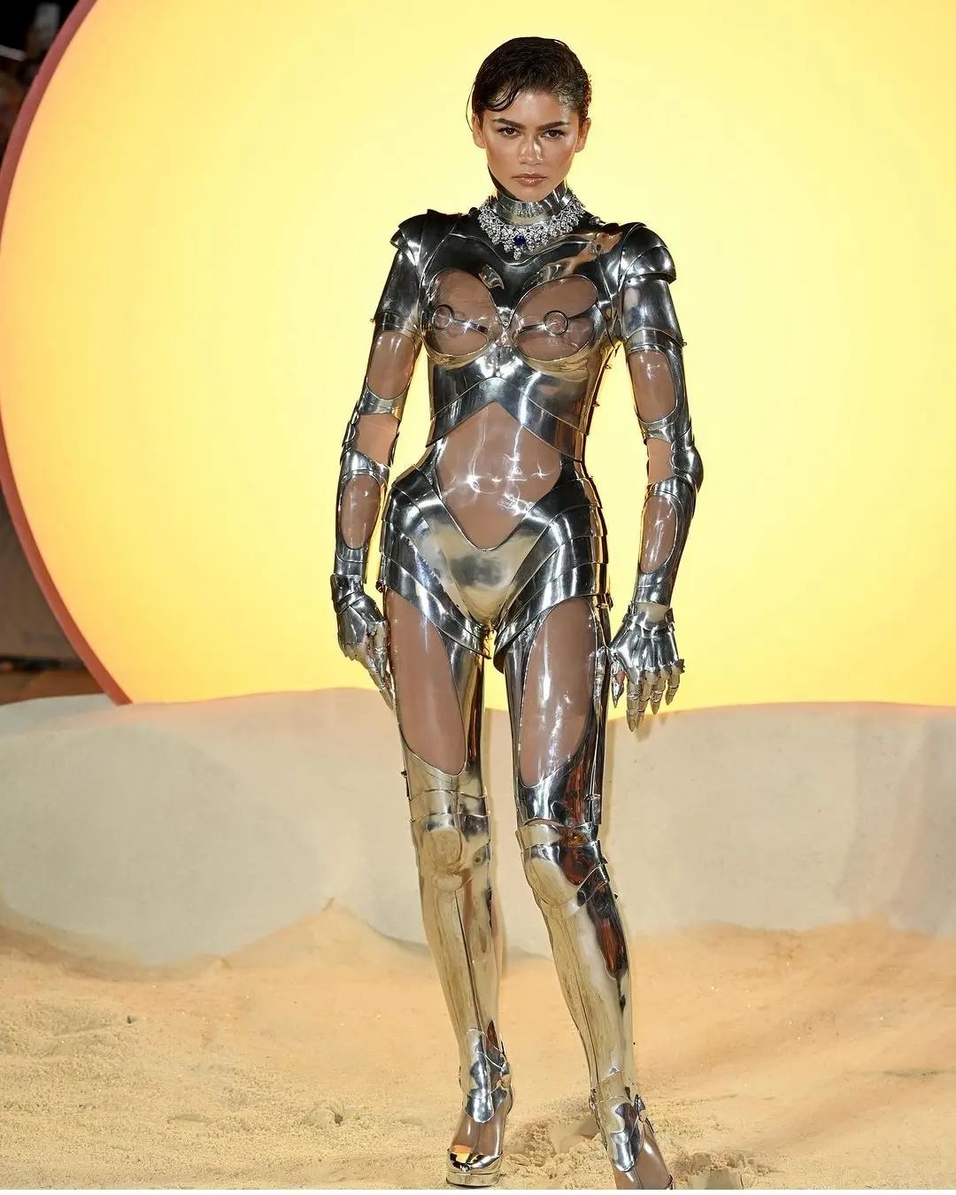 ‘STUNNED’ Zendaya breaks boundaries with this vintage #mugler look from 1995 for the movie premiere of Dune part two in London!