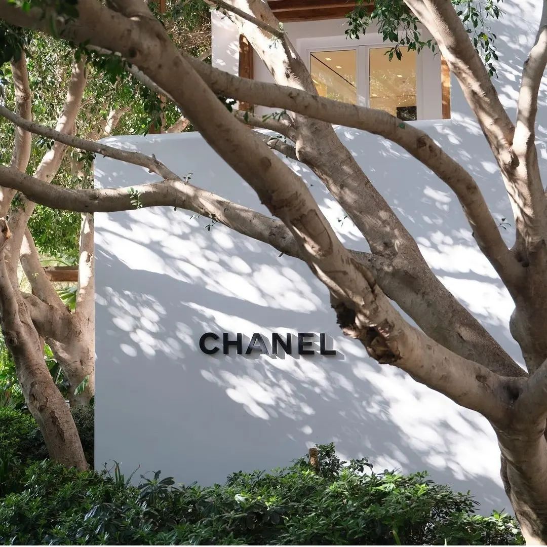 Get ready to elevate your summer style with Chanel’s iconic touch with the return of Chanel’s exquisite seasonal pop-up boutiques