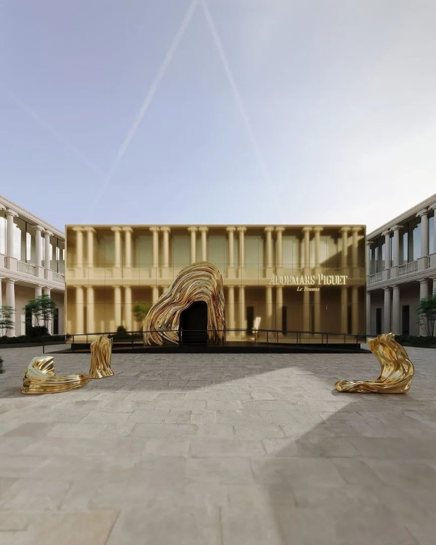 Celebrating the return of the Royal Oak mini in Milan with cherished friends of the house!