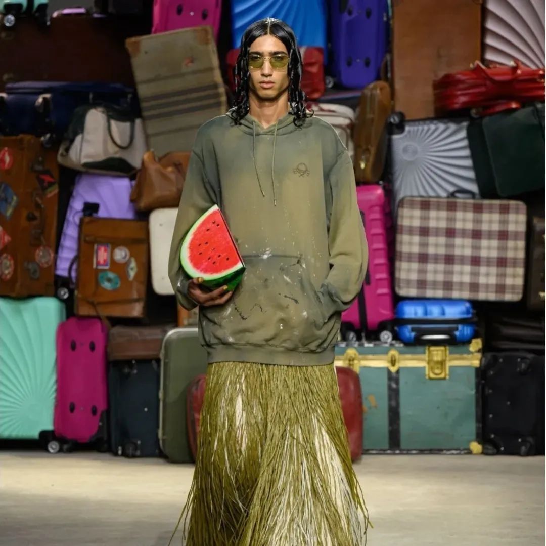 #collezione01 by Adrian Appiolaza for Moschino Mens SS25 and Women’s Resort 2025 presented in Milano for MFW,a unique perspective!@moschino@adrianappiolaza#moschino #mfw #adrianappiolaza #newcollection