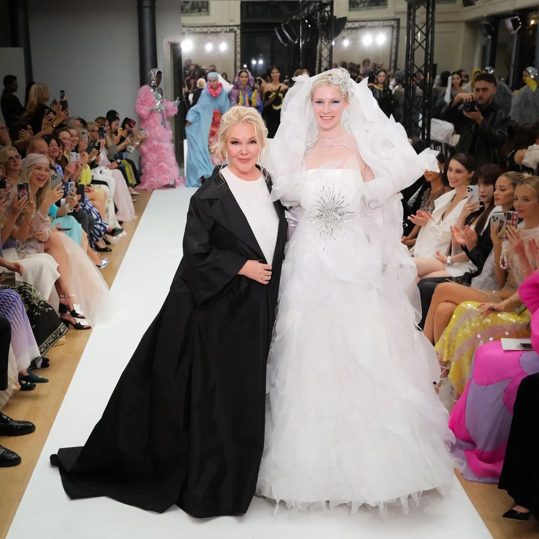 The YANINA Couture 2024 collection, showcased at Paris Fashion Haute Couture Week yesterday, truly captivated with its theme of an eternal spring, transporting the audience into a fabulous flower garden. Designer Yulia Yanina beautifully combined the frailty and strength of flowers, presenting a stunning array of pieces that celebrate the diverse beauty of women. The collection features vivid imagery, where delicate roses contrast with bold sunflowers, highlighting the variety and richness of female beauty. The craftsmanship and creativity in each piece were remarkable, earning well-deserved applause. Bravo indeed!