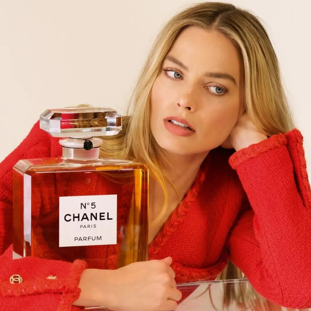 Margot Robbie, known for her roles in films like *The Wolf of Wall Street* and *Barbie*, has been named the new face of Chanel N°5, one of the most iconic perfumes in the world. As an internationally recognized actress and fashion icon, her selection continues Chanel’s tradition of working with strong, influential women.