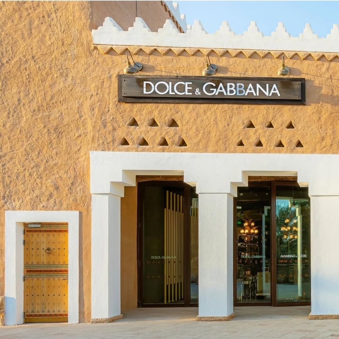 The prestigious Italian fashion house Dolce & Gabbana has officially opened its first boutique in Saudi Arabia, marking a significant milestone in the Kingdom’s growing luxury fashion scene. Nestled in the historic Bujairy Terrace in Diriyah, this boutique seamlessly blends the brand’s signature opulence with the region’s rich cultural heritage.