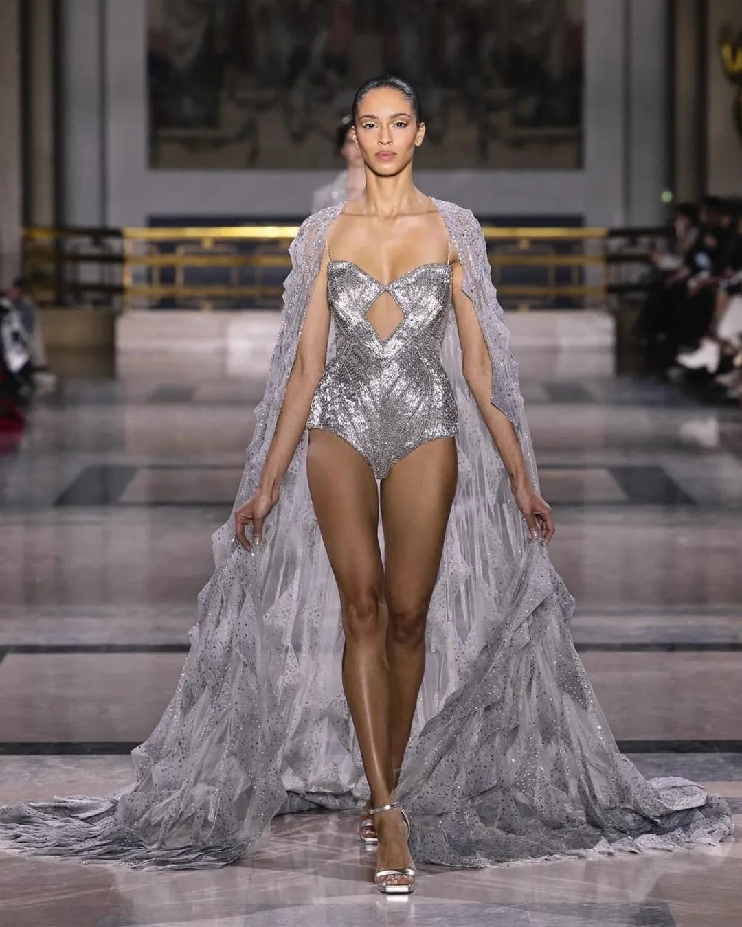 Yesterday, Tony Ward unveiled his magnificent SS25 Haute Couture collection at the iconic Palais de Chaillot in Paris, leaving the audience in awe. Against the breathtaking backdrop of the Eiffel Tower, the collection showcased the perfect blend of innovation and elegance.