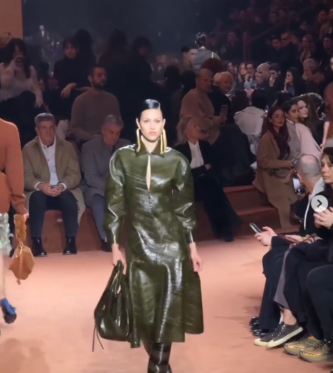 Yesterday,Fendi commemorated its 100th anniversary with a remarkable runway show during Milan Fashion Week. The event took place at Fendi’s newly renovated headquarters on Via Solari, symbolizing both a tribute to the brand’s rich heritage and a forward-looking vision.