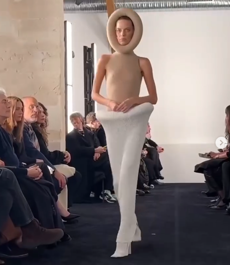 The Maison Alaïa show in Paris was nothing short of a masterpiece, seamlessly blending geography, history, and the essence of women. The structured designs stole the spotlight, embodying precision and artistry while staying true to the brand’s DNA. Each piece felt like a tribute to form and function, sculpting silhouettes that exuded both power and elegance.