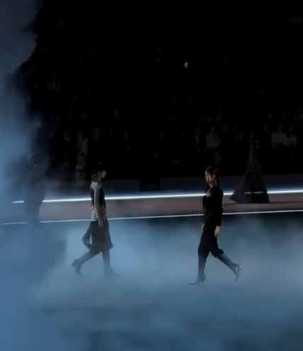 Dior’s Fall/Winter 2025 show in Paris was a captivating blend of historical elegance and modern innovation. Creative director Maria Grazia Chiuri drew inspiration from Virginia Woolf’s novel “Orlando,” exploring themes of transformation and gender fluidity. The collection featured Elizabethan ruffs, Victorian-style jackets, and sheer lace garments, seamlessly merging past and present fashion elements. 