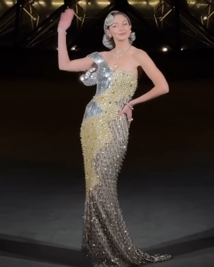 Yesterday,the Musée du Louvre in Paris hosted Le Grand Dîner du Louvre, a prestigious fundraising event that marked the opening of the “Louvre Couture” exhibition and the commencement of Paris Fashion Week. The evening brought together approximately 300 distinguished guests from the realms of fashion, entertainment, and philanthropy, all gathered to celebrate the fusion of art and haute couture within the museum’s historic halls.