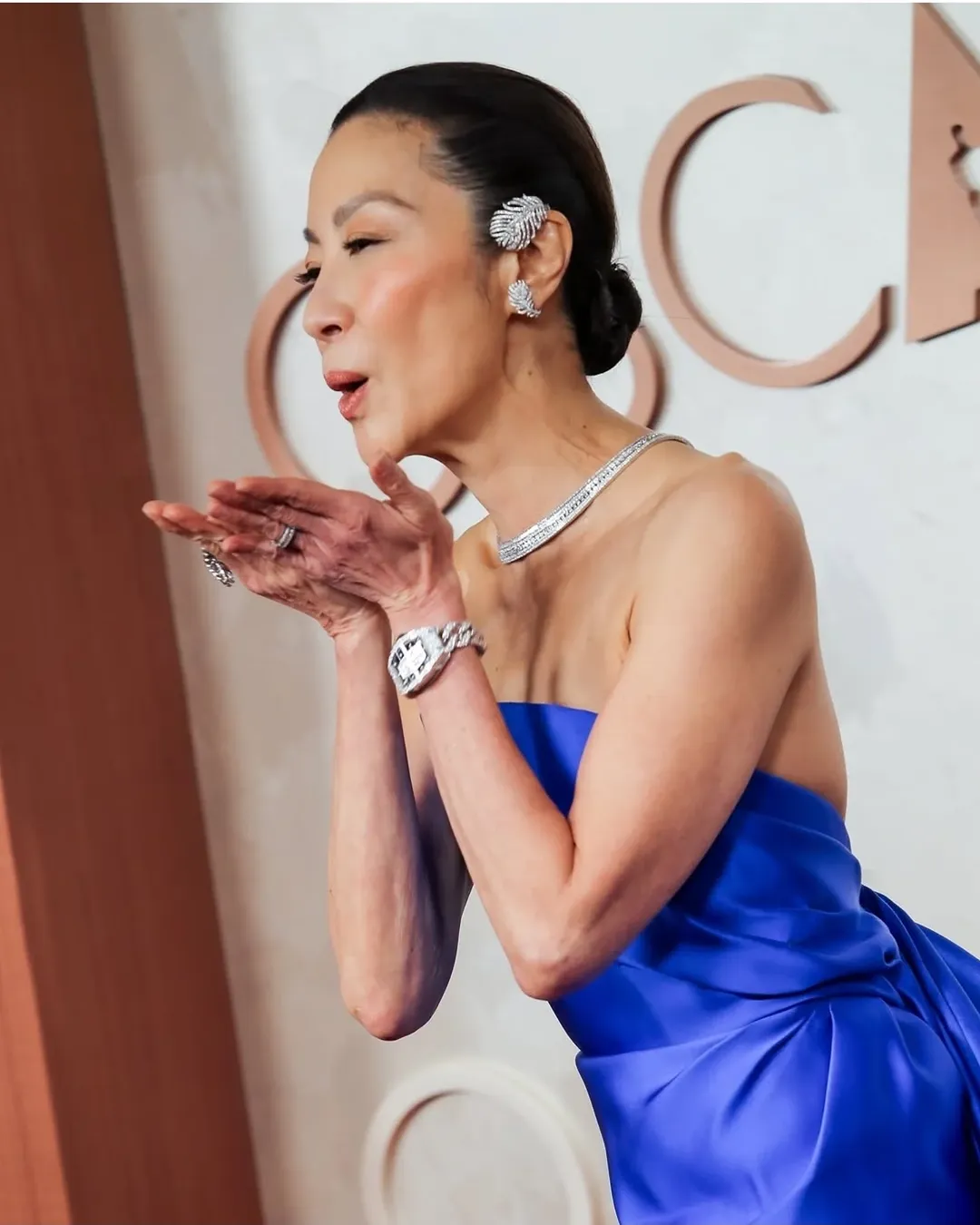 At the 2025 Oscars, Michelle Yeoh graced the red carpet in a striking cobalt blue gown, complemented by exquisite Boucheron jewelry.
