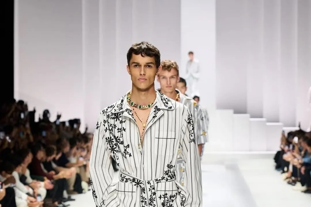 Dolce&Gabbana SS26 lit up Milano with timeless Sicilian flair. From sheer tailoring to crisp neutrals, the collection delivered a fresh.