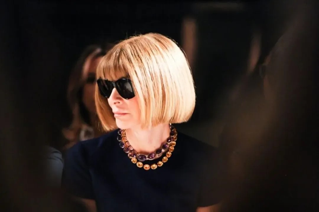 Certainly! Here’s a short article capturing the moment of Anna Wintour stepping down from Vogue.