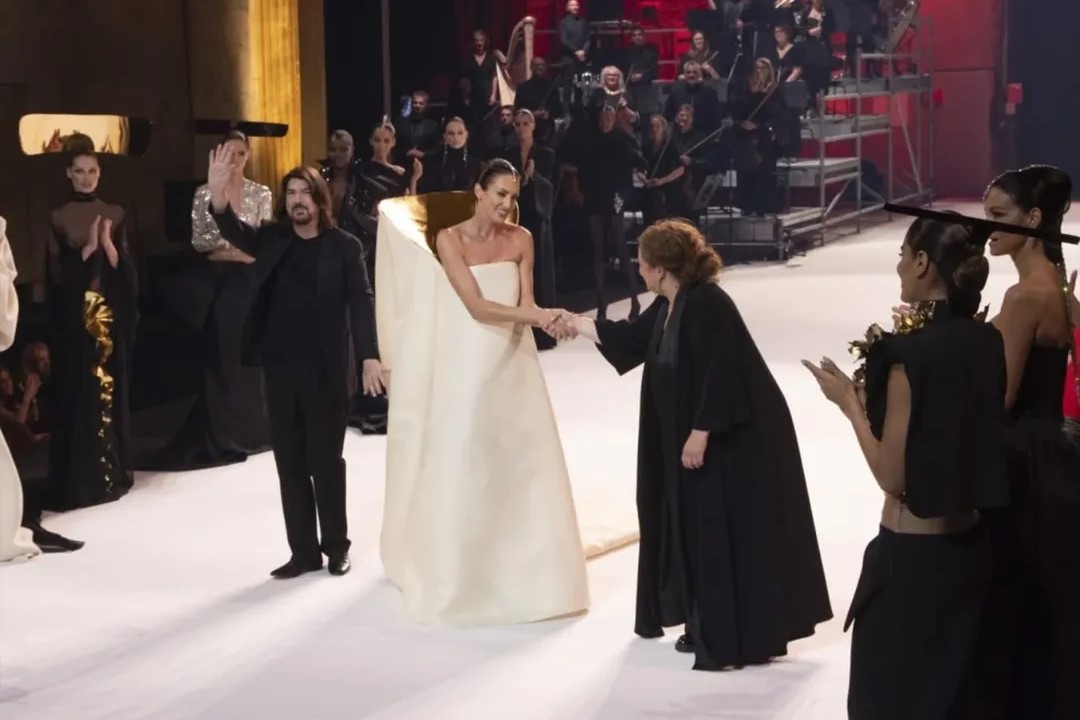 A hypnotic duet between rhythm and reverie.