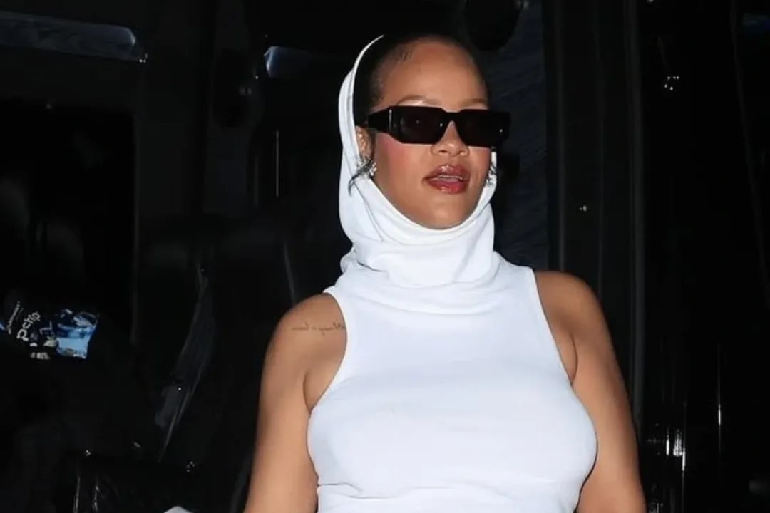 Rihanna doesn’t just wear Maison Alaïa — she commands it. Sharp, sculptural, and unapologetically bold. A true masterclass in power dressing.