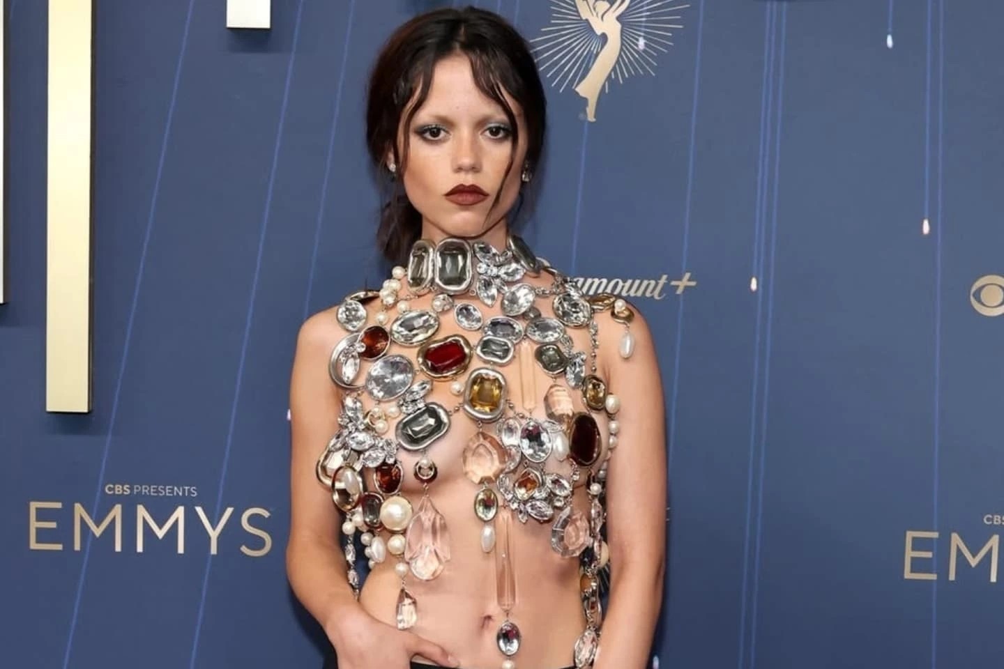 When jewels become the top: Jenna Ortega stunned at the Emmys in a gemstone-top and slit skirt from Givenchy.