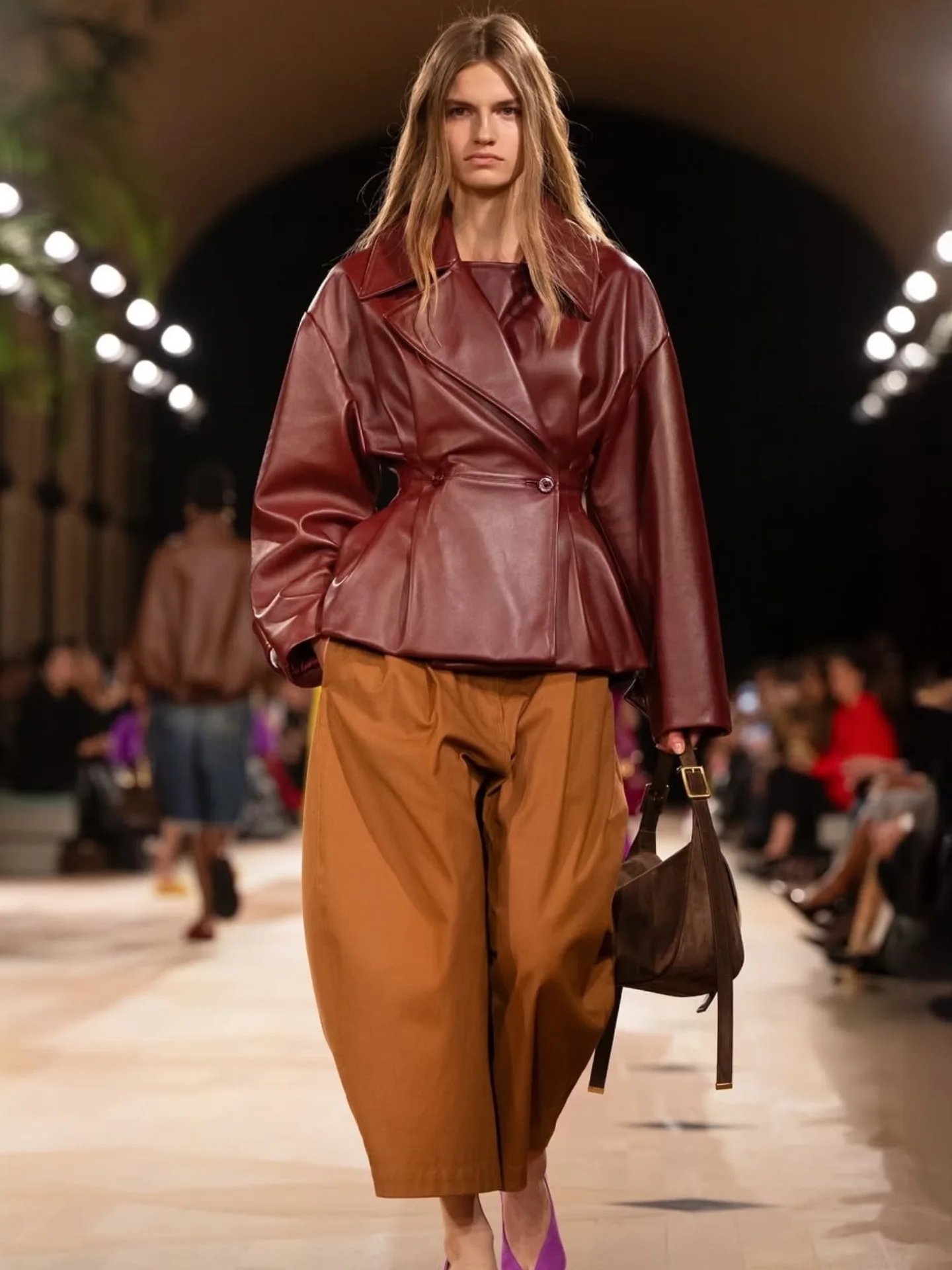 A dialogue between softness and strength.