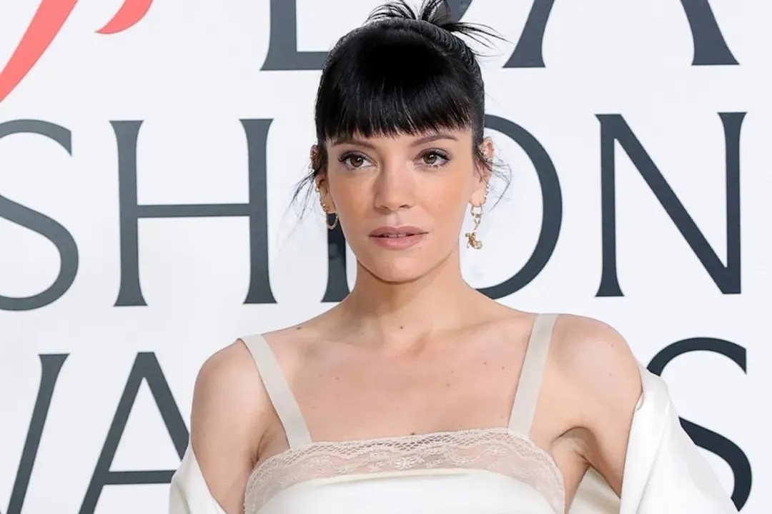 This year’s #CFDAAwards celebrated both rising talents and enduring legends of fashion. @thombrowne claimed his fourth American Menswear Designer of the Year award.