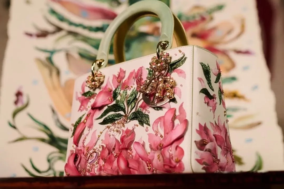 A decade of Lady Dior, reimagined through the surreal, dream-soft lens of Kuwaiti artist Alymamah Rashed. In this special anniversary edition.