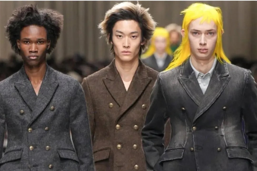 For Winter 2026–27, Dior Men under Jonathan Anderson reimagines the House’s heritage through instinct, recollection and contrast. Subtle echoes of Paul Poiret infuse the collection with a poetic undercurrent, while tailoring strikes a balance between precision and play.