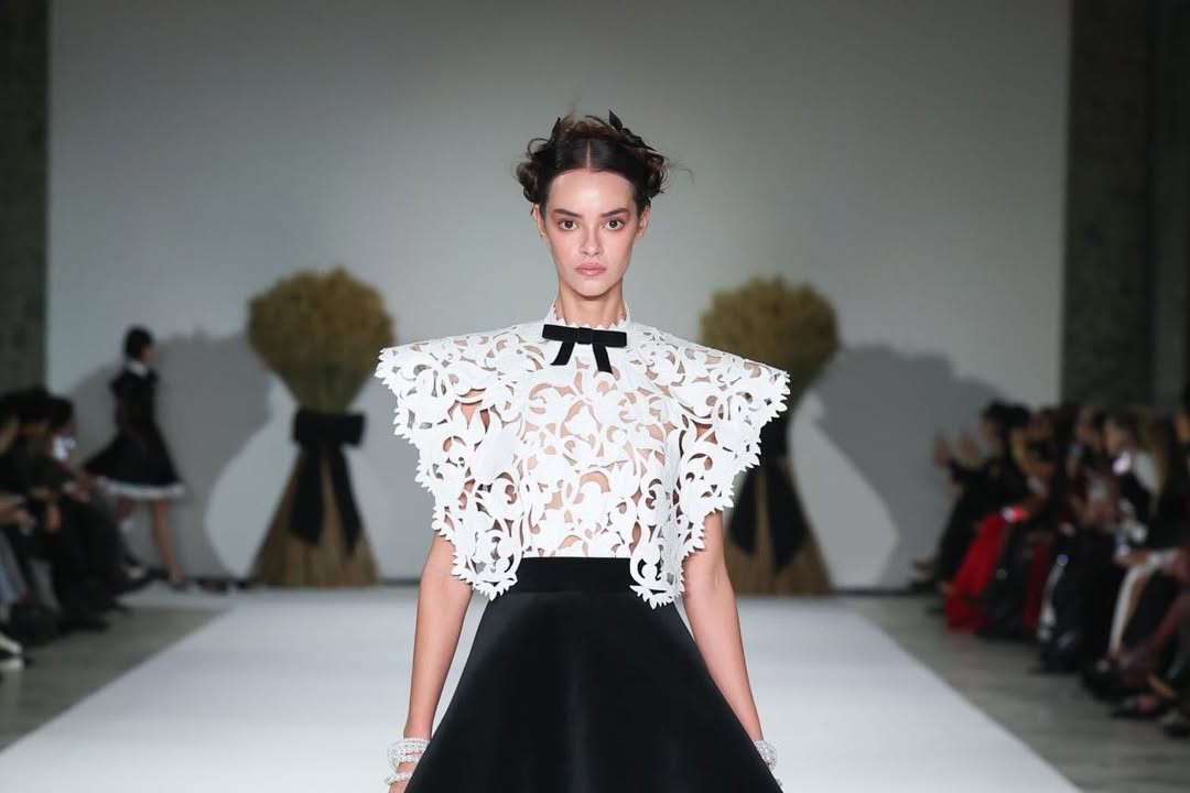 YANINA Couture SS26 is a poetic meditation on strength in the making. Inspired by Gabrielle Chanel before the myth, the collection captures resilience shaped by silence, discipline, and self-belief.