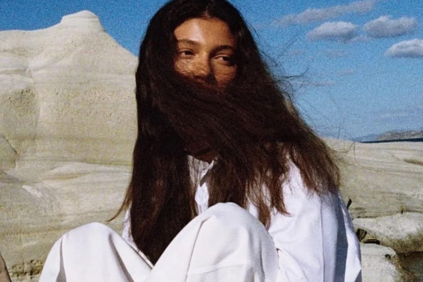 With its Automne 2026 campaign, Celine continues to redefine modern elegance through a lens of quiet confidence. Under the creative direction of Michael Rider and captured by acclaimed photographer Zoë Ghertner, the campaign unfolds against sun-drenched dunes, where light, movement, and effortless sophistication take center stage.